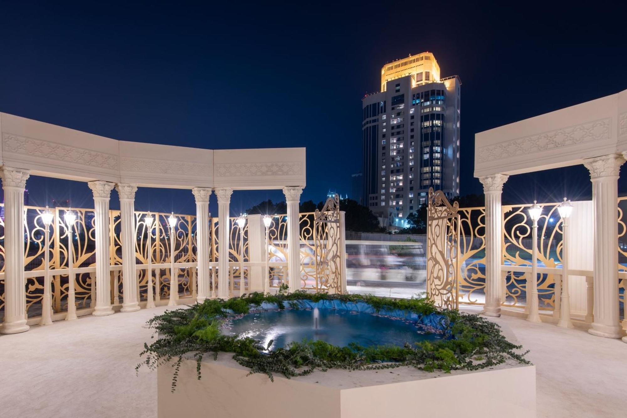 Hotel The Ritz-Carlton, Ad Dawhah Esterno foto The fountain at the top of the tower