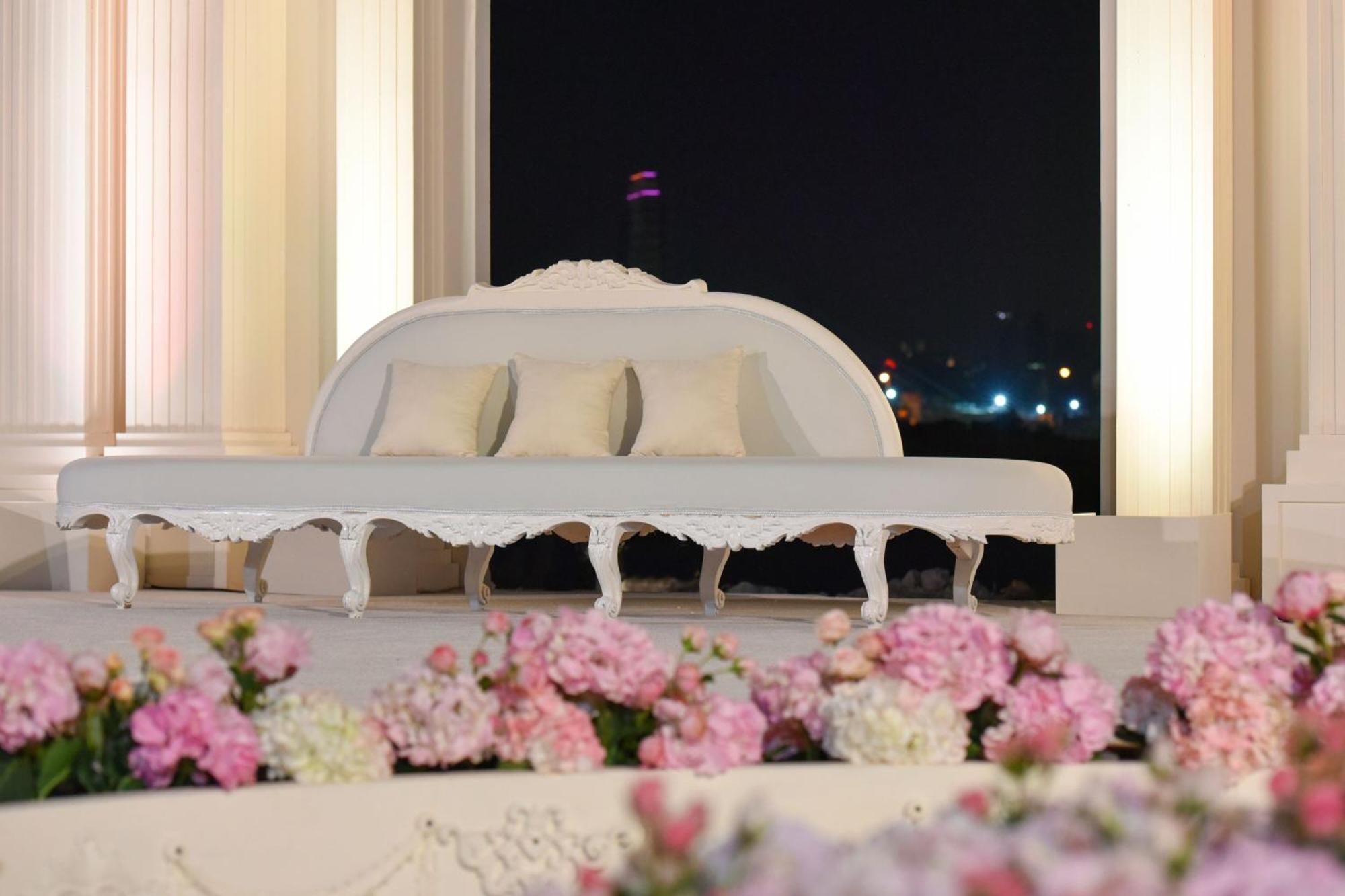 Hotel The Ritz-Carlton, Ad Dawhah Esterno foto A traditional Malay wedding couch
