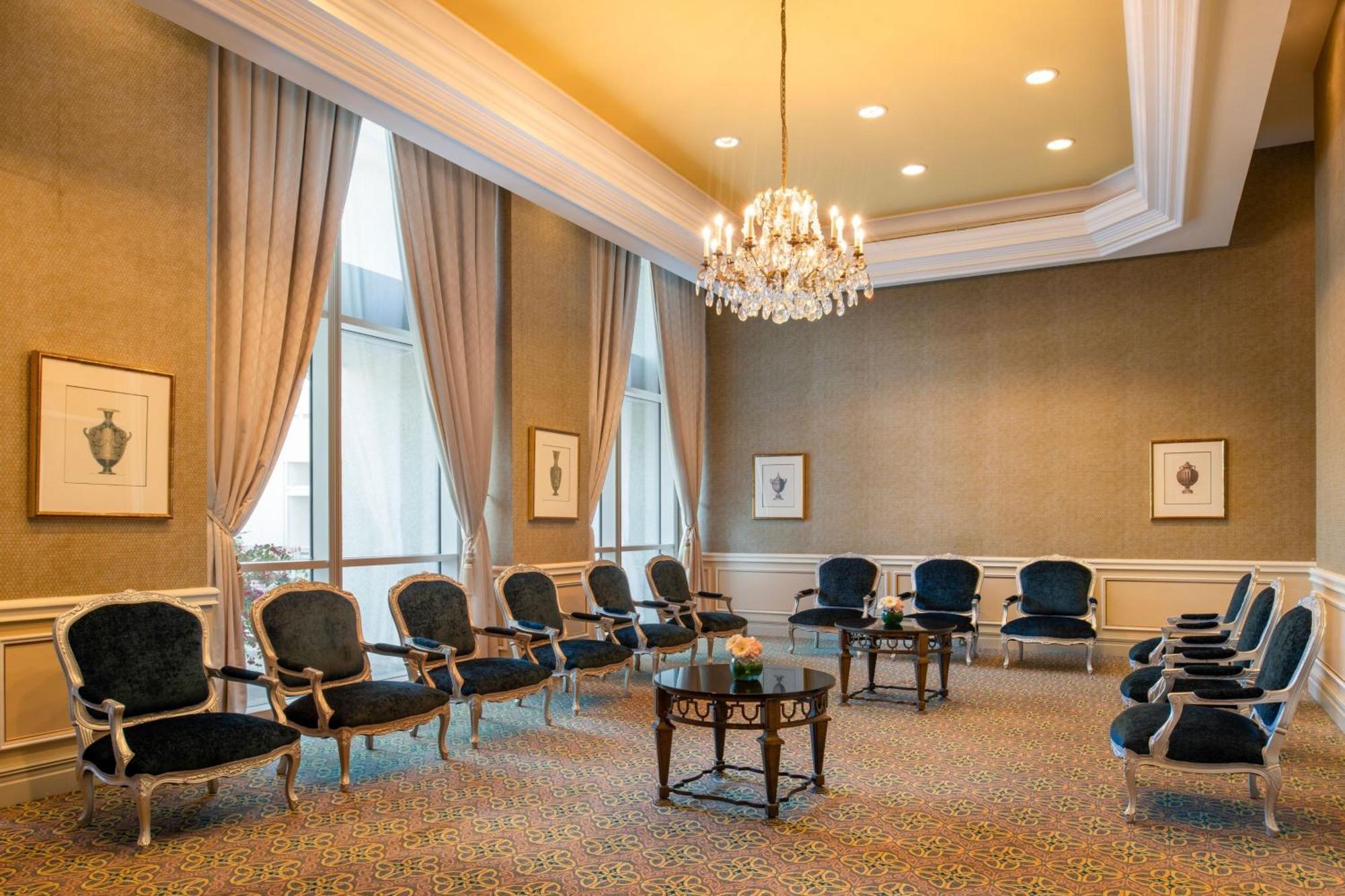 Hotel The Ritz-Carlton, Ad Dawhah Esterno foto The Club at the Four Seasons Hotel