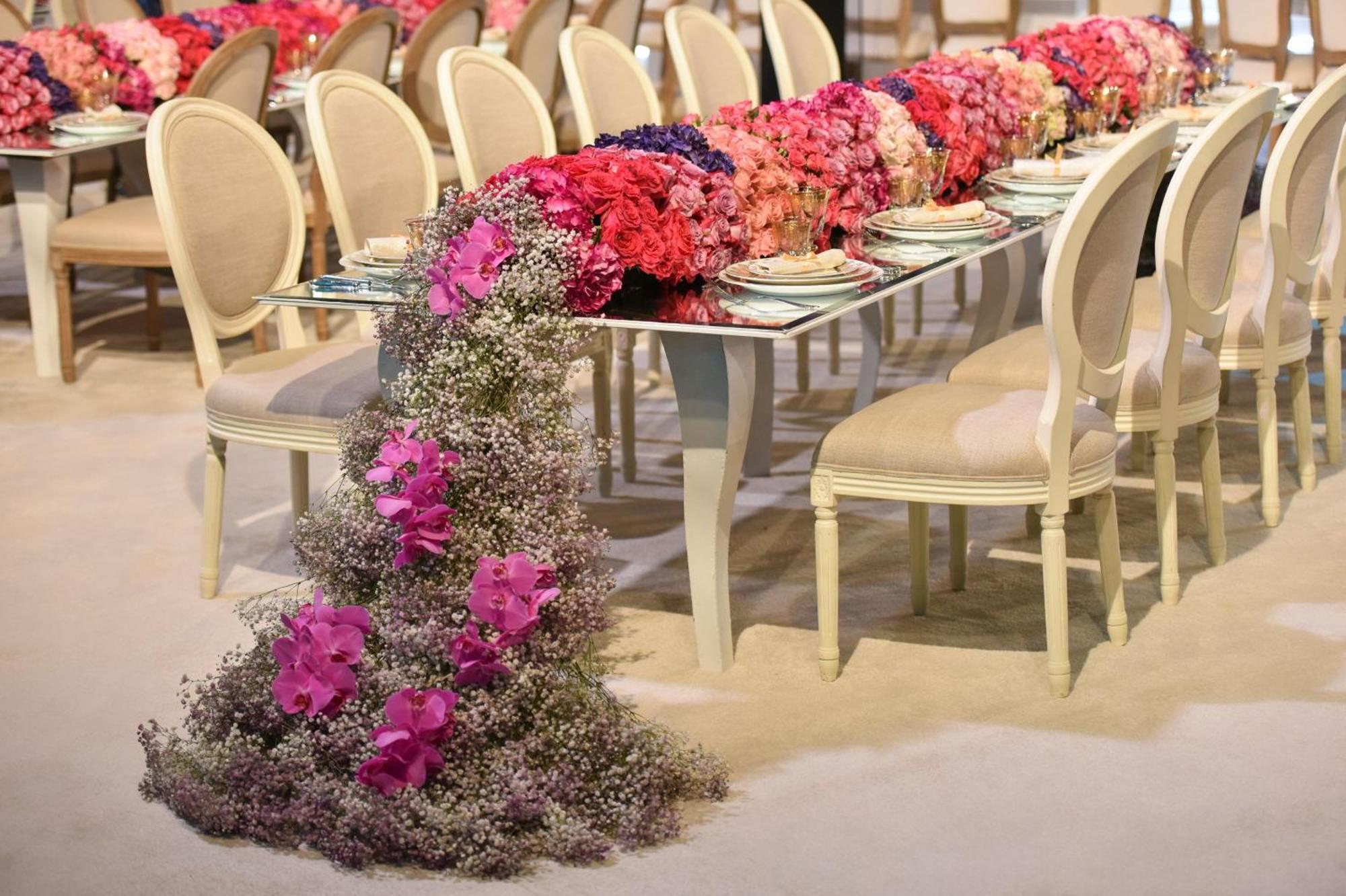 Hotel The Ritz-Carlton, Ad Dawhah Esterno foto A table decorated with flowers