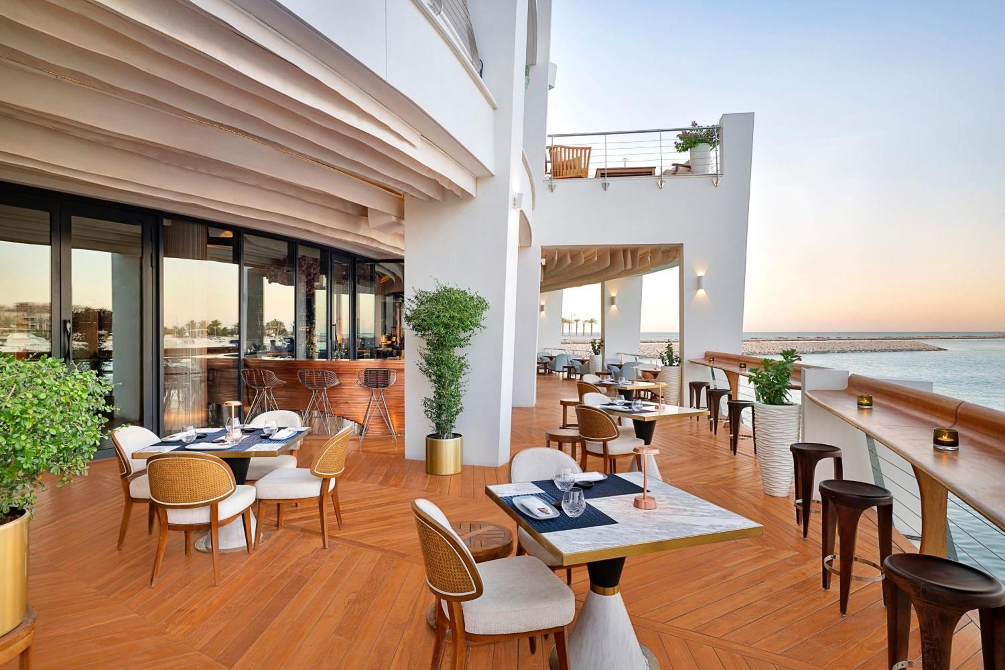 Hotel The Ritz-Carlton, Ad Dawhah Esterno foto The Deck