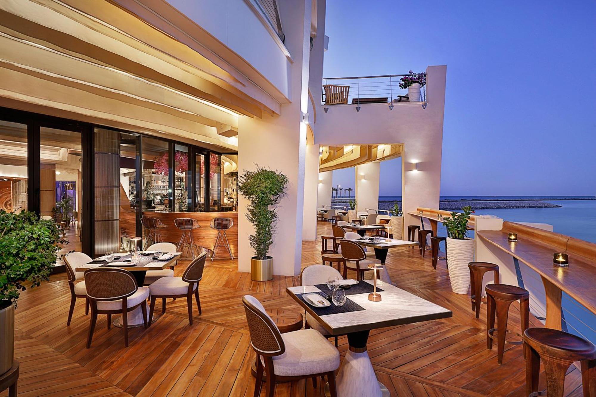 Hotel The Ritz-Carlton, Ad Dawhah Esterno foto The Deck