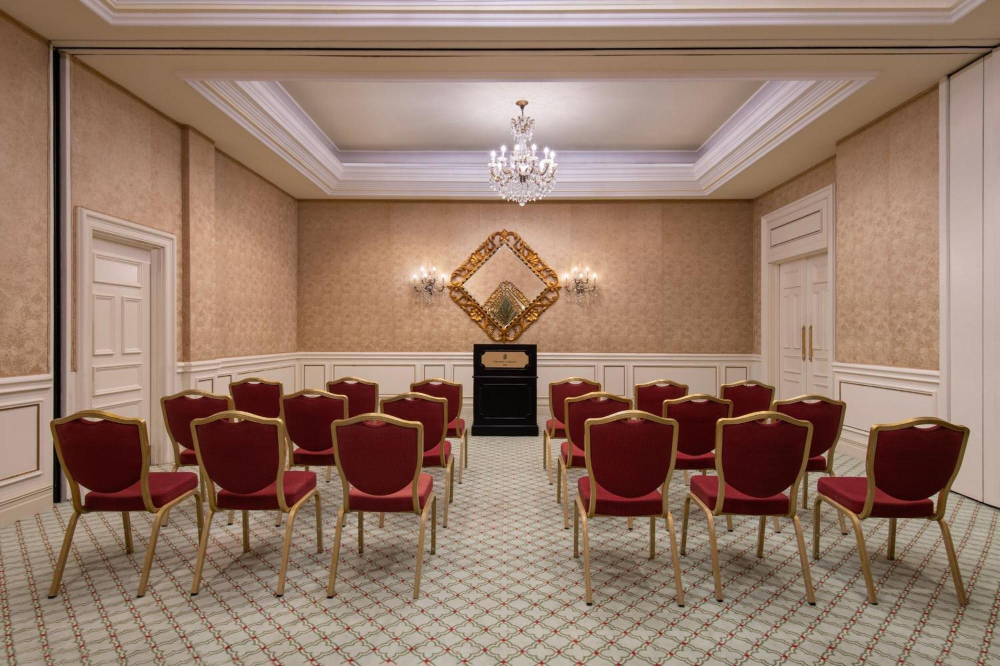 Hotel The Ritz-Carlton, Ad Dawhah Esterno foto The meeting room