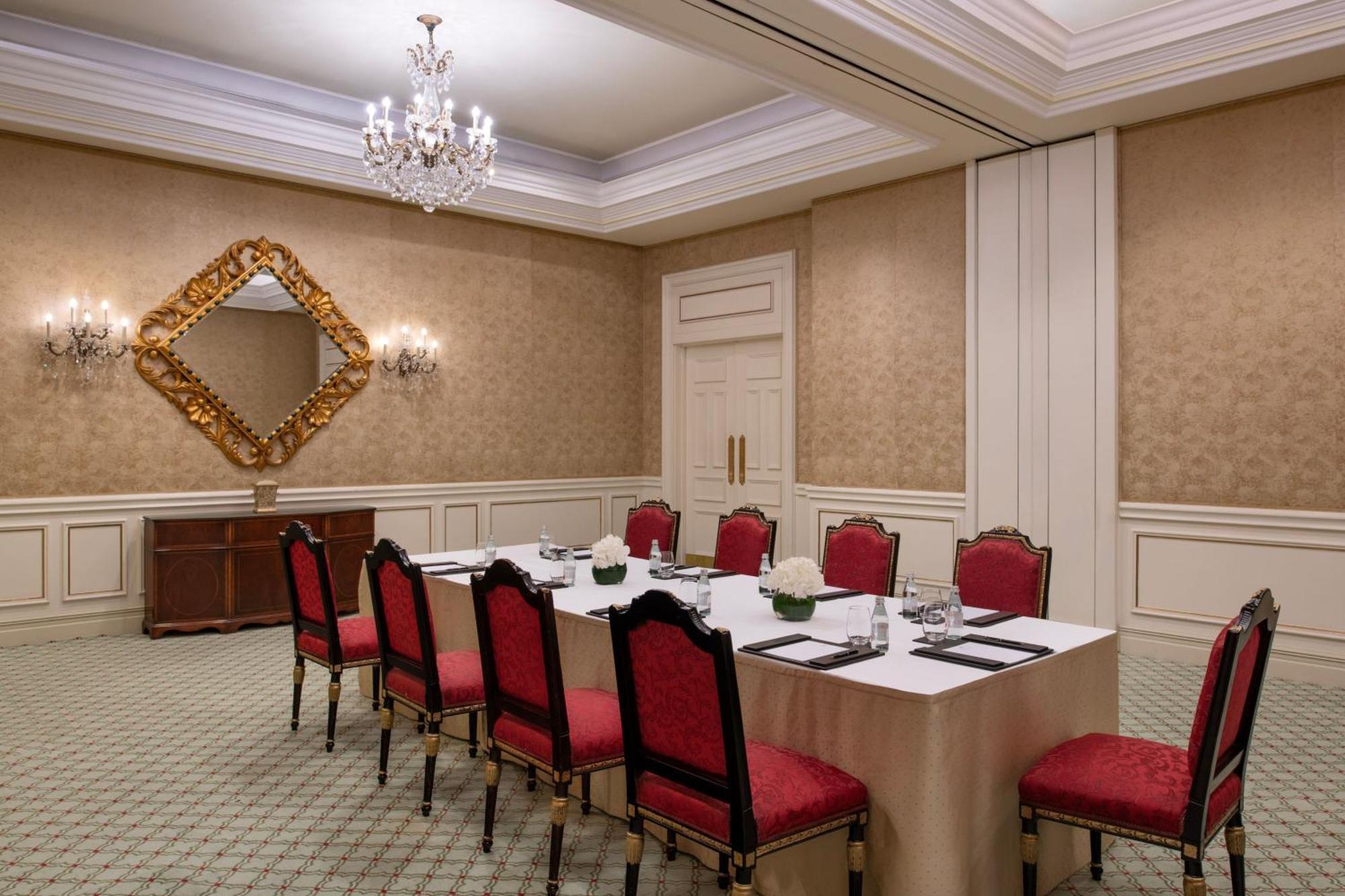 Hotel The Ritz-Carlton, Ad Dawhah Esterno foto A boardroom at the Four Seasons Hotel, Mumbai