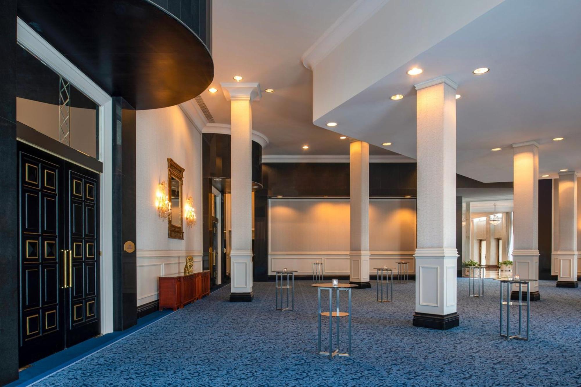 Hotel The Ritz-Carlton, Ad Dawhah Esterno foto The foyer of the Berlinale Palast