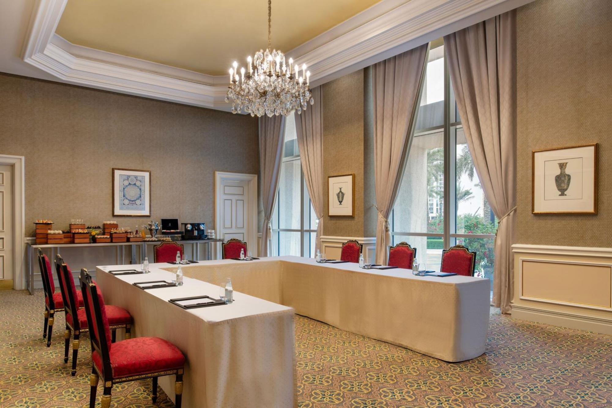 Hotel The Ritz-Carlton, Ad Dawhah Esterno foto The meeting room