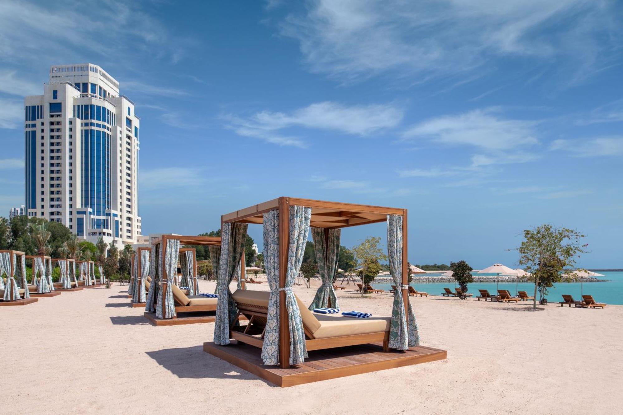 Hotel The Ritz-Carlton, Ad Dawhah Esterno foto Beach at the hotel